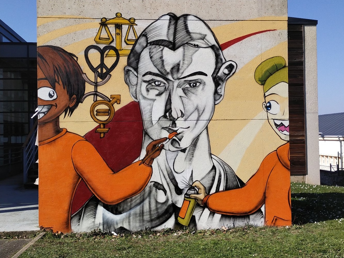 Des élèves du lycée créent une fresque extérieure