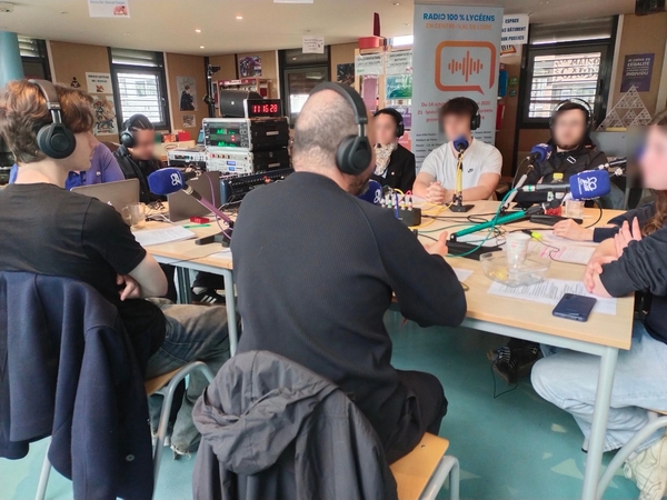 radio8