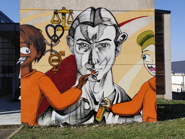 Des élèves du lycée créent une fresque extérieure